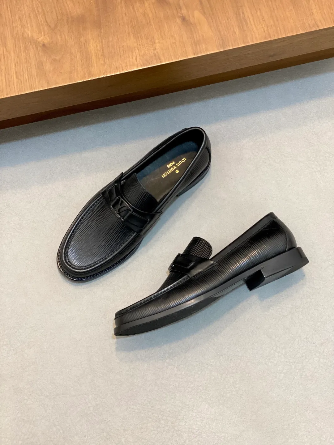 💰920 LV GLOVE slip-on loafers, top quality products produced in Guangzhou, ready for sale! These LV Glove loafers are made of selected soft crystal sheep leather. The leather surface has a slightly wrinkled texture and a very high-end texture. Each pair is unique. The leather surface is light and soft, with a delicate texture and good luster. It is a classic loafer style, with exquisite handmade mark stitching on the toe, and a square toe configuration to highlight the classic style. The horizontal band has hot-printed LV three-dimensional letters, semi-solid handcrafts and a genuine leather outsole, and a rubber patch on the heel to create wear-resistant performance and comfort. One of the must-have loafers for men! Comes with full original packaging! Code number: 39-40-41-42-43-44 (45 customized) standard leather shoe code